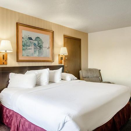 Americas Best Value Inn & Suites Ft Collins E At I-25 Fort Collins Exterior photo
