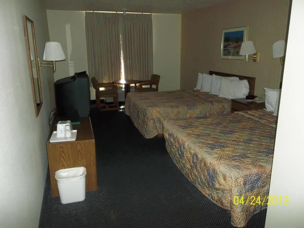 Americas Best Value Inn & Suites Ft Collins E At I-25 Fort Collins Exterior photo
